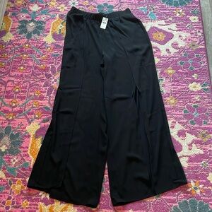 *NWT* Express split front pull on gaucho pant